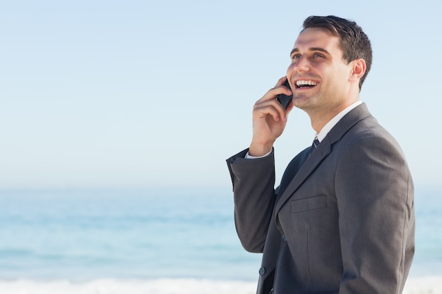 Empresario alegre en el teléfono