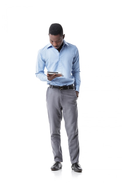 Empresário americano africano com tablet