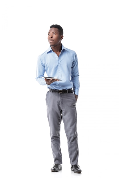 Empresário americano africano com tablet