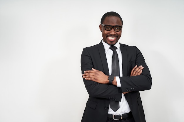 Empresário americano africano em cima de parede branca, rosto feliz, sorrindo com os braços cruzados