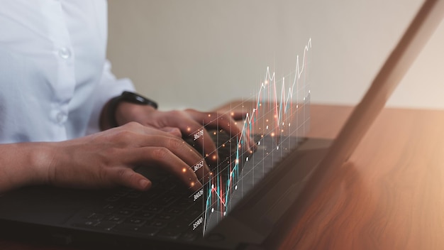 Foto empresário analisa o marketing de finanças de negócios em um laptop financia investimentos em ações e ativos investidores análise financeira do comerciante e fundo de finanças de negócios de negociação forexxa