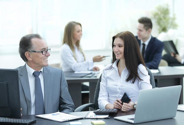 Empresário analisando orçamento de investimento e gráficos de renda em seu local de trabalho