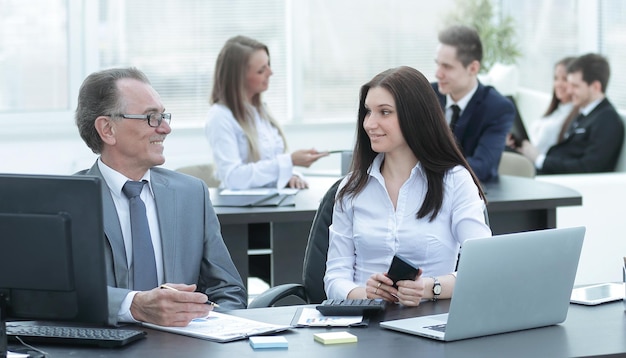 Empresário analisando orçamento de investimento e gráficos de renda em seu local de trabalho