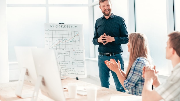 Empresario analizando datos financieros durante la reunión de trabajo