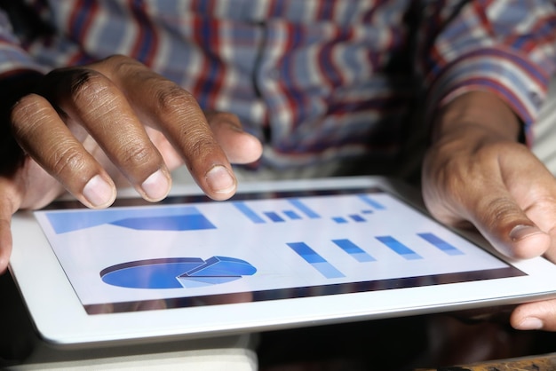 Empresario analizando datos financieros en una tableta digital