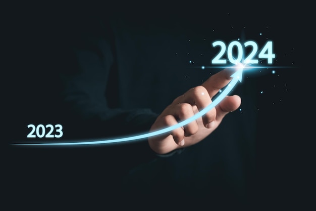 Empresario analizando los datos de tendencia económica para la inversión a largo plazo Objetivos empresariales para el nuevo año 2024 e indicadores positivos para 2024