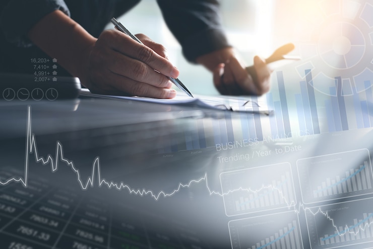 Foto empresario analizando datos de ventas e informe de mercado con panel de análisis en pantalla virtual