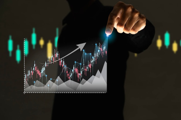 empresario analizando datos de ventas y gráfico de crecimiento económico, comercio electrónico y red, estrategia empresarial.