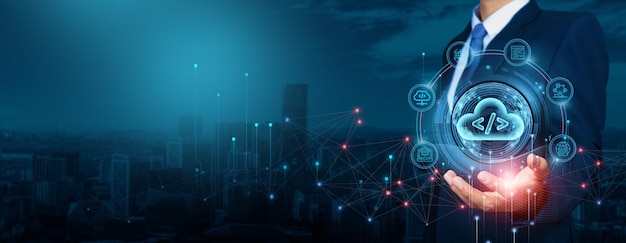 Empresario analizando las metas de crecimiento del desarrollo de software y la innovación de la empresa elaborando una estrategia