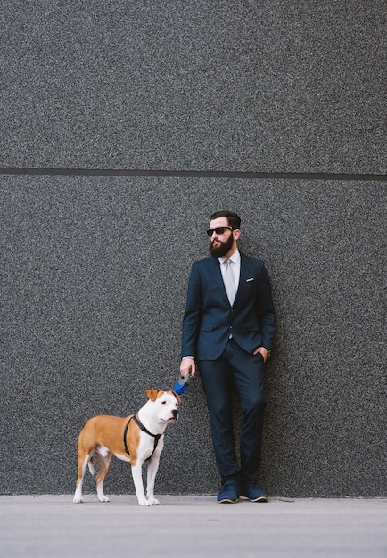 Empresário andando com cachorro na rua