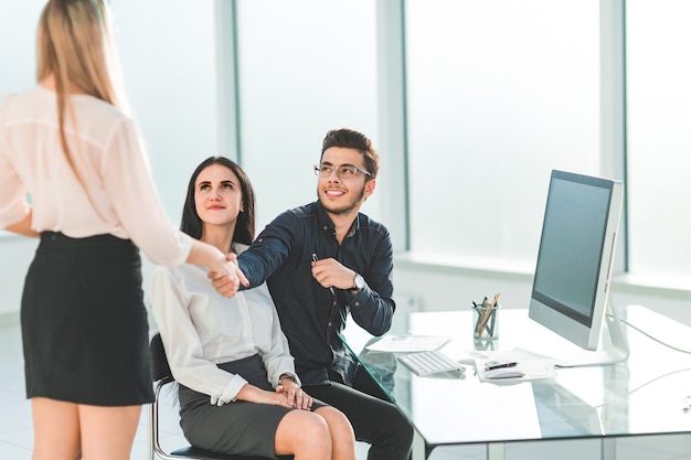 Empresário apertando a mão do gerente da empresa