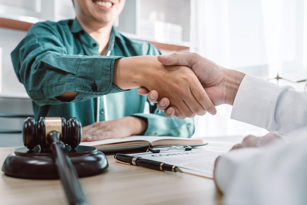 Empresário apertando as mãos com advogado profissional depois de discutir um bom contrato no tribunal, aperto de mão após boa cooperação.