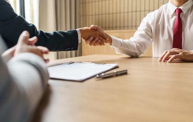 Foto empresário, apertando as mãos, o candidato bem-sucedido na entrevista conseguiu o emprego na equipe bem-vindo a bordo, fazendo um acordo bem-sucedidoconceito de reunião de parceria