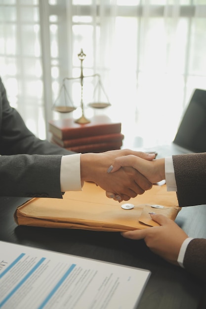 Empresário apertando as mãos para selar um acordo com seus advogados parceiros ou advogados discutindo um acordo de contrato