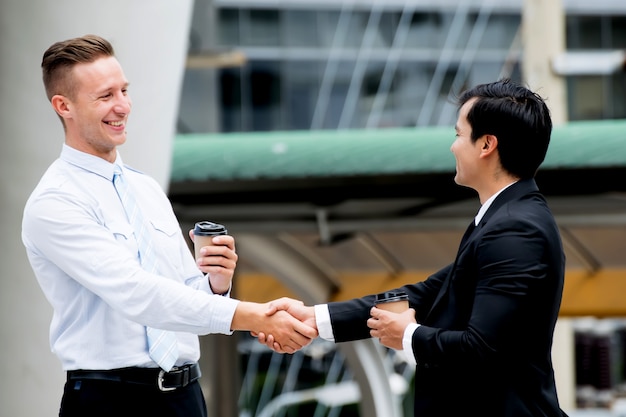 Empresário apertando as mãos projetos de sucesso