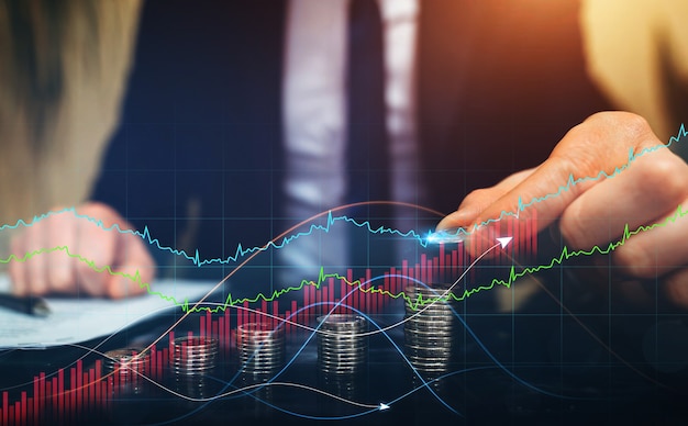 Empresario apilando monedas con un gráfico de tecnología digital de desarrollo de estrategia empresarial de ganancias i