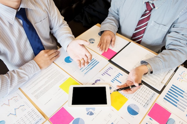 Empresário apresentando algo no seminário usando tablet no escritório, conceito de auditoria em funcionamento