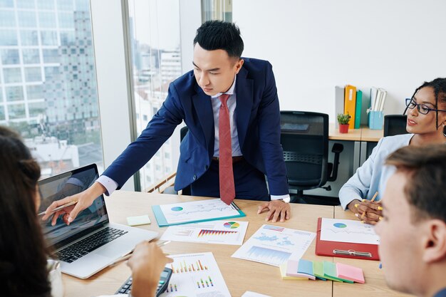 Empresario apuntando al cuadro financiero