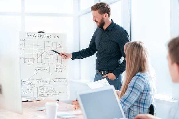 Foto empresario apuntando al gráfico durante la presentación del negocio. foto con espacio de copia