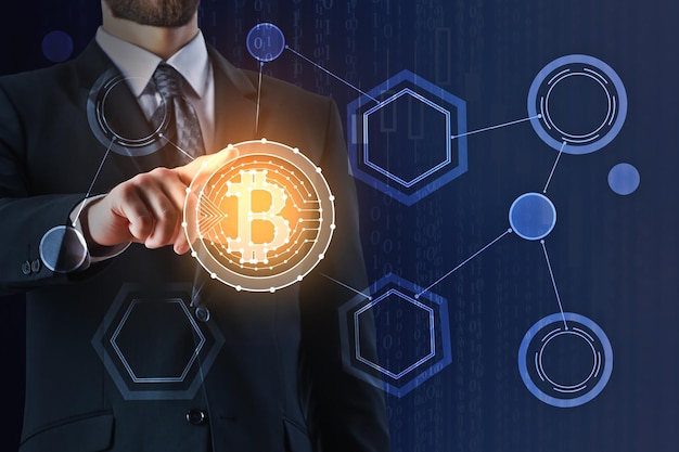 Empresario apuntando a bitcoin