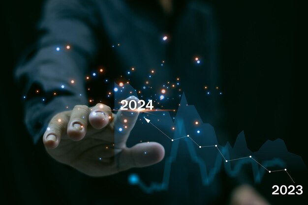 Empresario apuntando a la creciente gráfica de flecha de la compañía en los años futuros 2023 a 2024 planeando oportunidades retos y estrategias de negocio objetivos planes