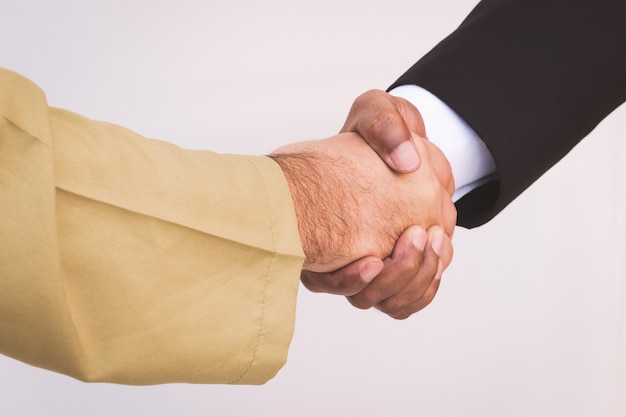 Empresário árabe e empresário handshaking trabalhador