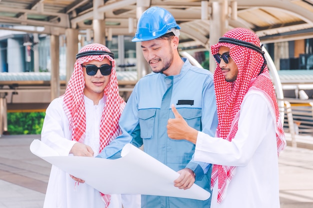 Empresário árabe e engenheiro reunião projeto no canteiro de obras