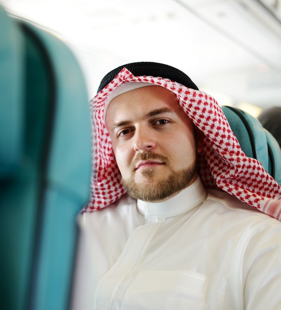 Empresário árabe moderno dentro do avião