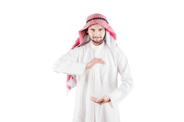 Empresário árabe mostrando algo nas mãos