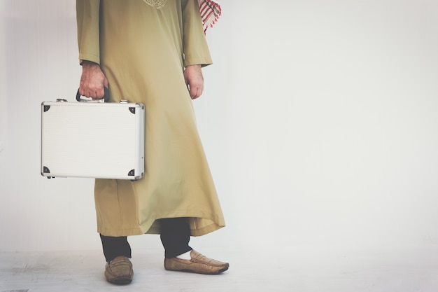 Empresário árabe segurando o saco