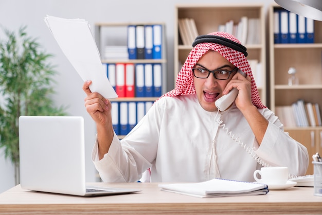Empresario árabe trabajando en la oficina.