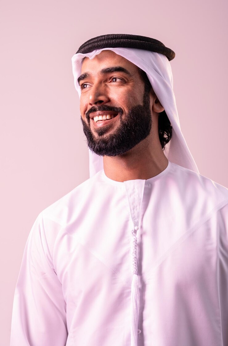 Foto empresário árabe vestindo retrato de kandura emirati em estúdio