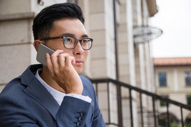 Empresario de Asia hablando con su colega de país de origen