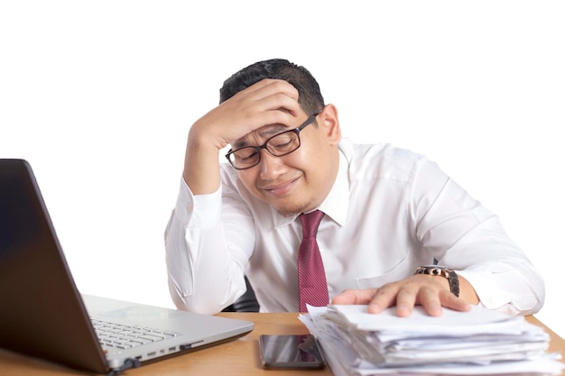 Foto empresário asiático a trabalhar no portátil no escritório. gesto de estresse cansado.
