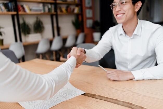 Empresário asiático aperta a mão em um acordo