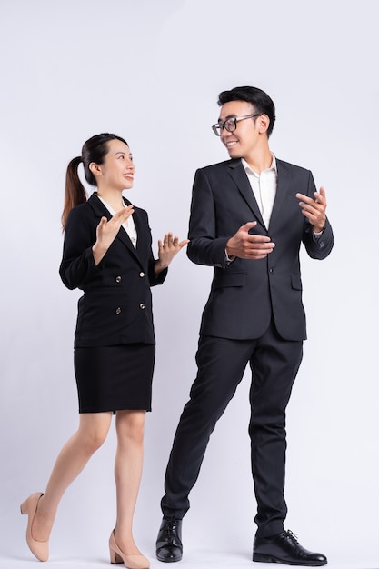 Empresário asiático e empresária andando e falando sobre fundo branco