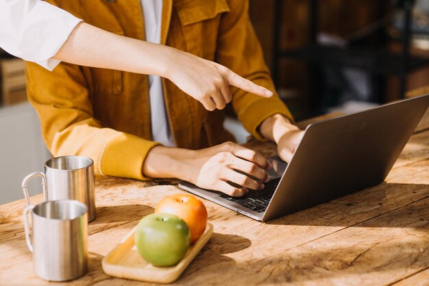 Empresário asiático empresário e empresária discutindo novo projeto de negócios em tablet em reunião moderna no conceito casual de negócios asiáticos de escritório moderno