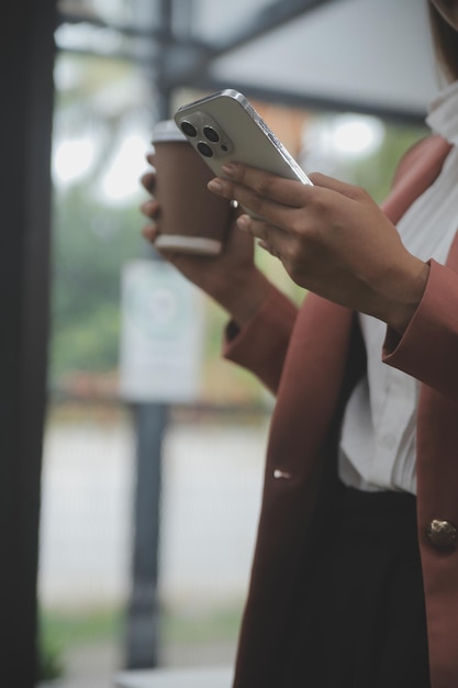 Empresário asiático empresário e empresária discutindo novo projeto de negócios em tablet em reunião moderna no conceito casual de negócios asiáticos de escritório moderno