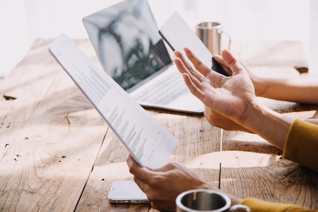 Foto empresário asiático empresário e empresária discutindo novo projeto de negócios em tablet em reunião moderna no conceito casual de negócios asiáticos de escritório moderno