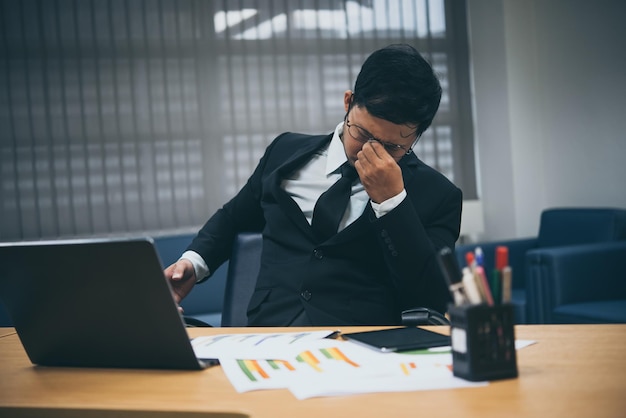 Foto empresario asiático estresado por el trabajofurioso por el trabajo duroel jefe se queja del proyectogente de tailandiajoven estresanteel empleado falla en el trabajo