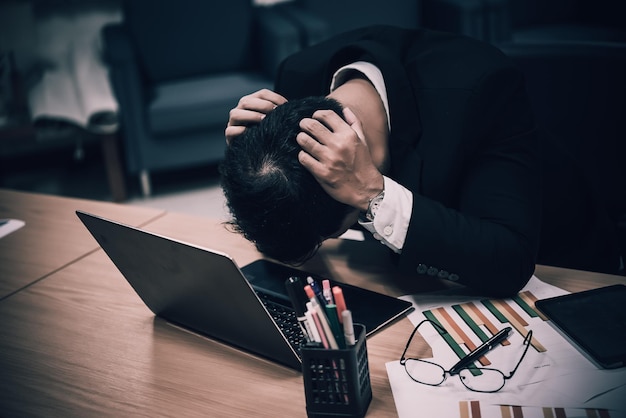 Empresário asiático estressado pelo trabalho, furioso pelo trabalho duro, chefe reclama do projeto, tailândia, jovem, estressante, funcionário, falha no trabalho