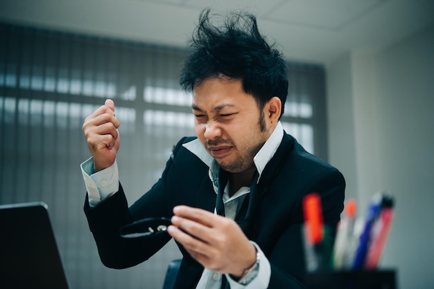 Empresário asiático estressado pelo trabalho, furioso pelo trabalho duro, chefe reclama do projeto, tailândia, jovem, estressante, funcionário, falha no trabalho