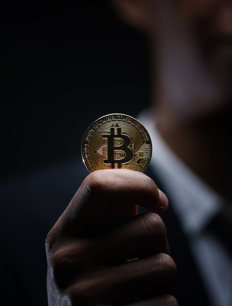 Foto empresario asiático con fondo oscuro de bitcoin