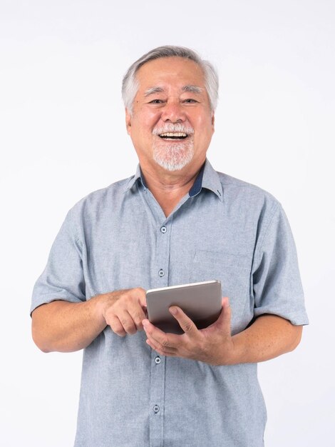 Empresario asiático mayor anciano se siente feliz usando un teléfono inteligente aislado en fondo blanco estilo de vida concepto mayor