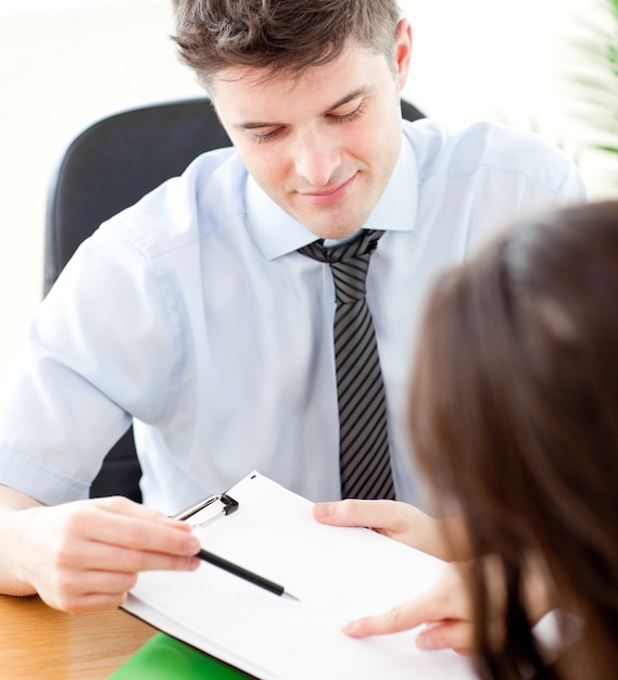 Empresário assertivo que mostra um contrato para um cliente
