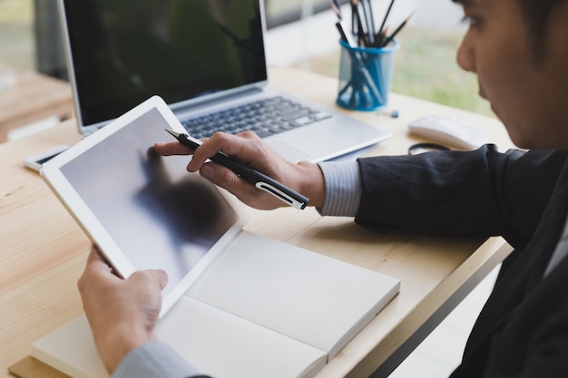 Empresário assistindo algo sobre tablet digital no escritório