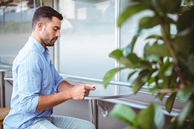 Empresário atento que envia mensagem de texto