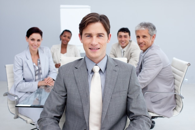 Empresario atractivo sonriendo en una reunión