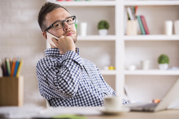 Foto empresário atraente no telefone