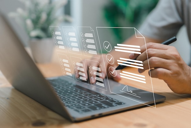 Foto empresario audita documentos en línea con lista de verificación de gestión de evaluación de calidad evalúa documentos de negocios analiza informes de datos de mercado consulta para revisión de planes